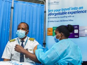 
La compagnie aérienne RwandAir a commencé à vacciner ses pilotes, hôtesses de l’air et stewards, une première en Afrique f