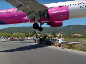 
L’aéroport de Skiathos en Grèce permet des images d’atterrissages au plus près du bout de la piste, situé lui-aussi en bo