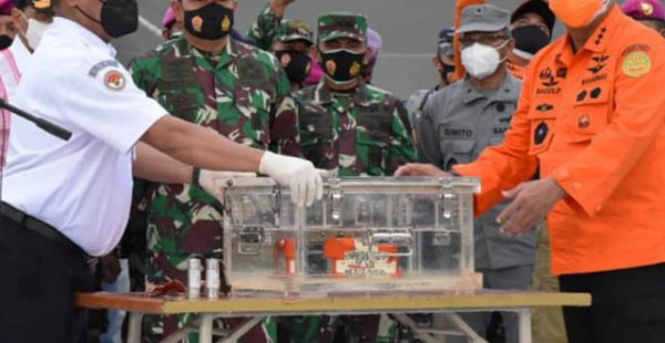 
Les plongeurs ont récupéré mardi l’enregistreur des données de vol (FDR) du Boeing 737-500 de la compagnie aérie