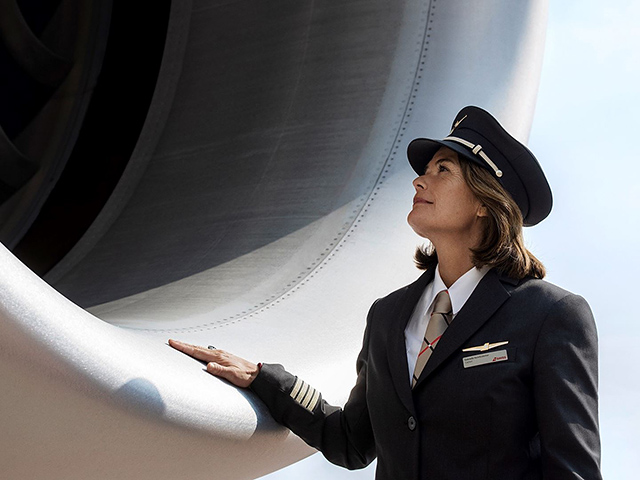 Des PNC de SWISS marchent sur les ailes de l’avion lors d'une séance photo non autorisée (vidéo) 1 Air Journal Des PNC de SWISS marchent sur les ailes de l’avion lors d'une séance photo non autorisée (vidéo) 1 Air Journal