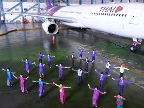 Face à la pandémie de Covid-19, des employés de la compagnie aérienne Thai Airways chantent   I Will Survive », la
