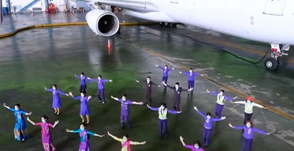 Face à la pandémie de Covid-19, des employés de la compagnie aérienne Thai Airways chantent   I Will Survive », la