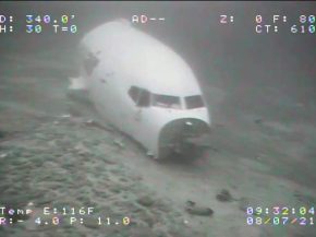 
Le NTSB a publié des photos sous-marines de l’épave du Boeing 737-200 de Transair, forcé de se poser au large d’Hawaï apr