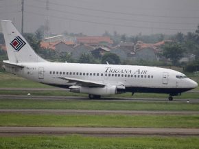 
Un avion de la compagnie aérienne Trigana Air Service a fini son atterrissage à Jakarta sur le ventre, sans faire de blessé. L