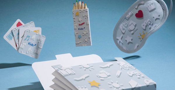 
La compagnie aérienne Air France a dévoilé de nouvelles trousses de jeux et de confort dédiés aux enfants, et une opération