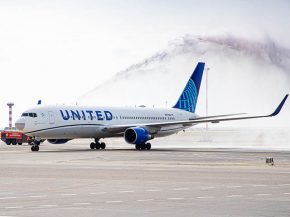 
United Airlines a déclaré vendredi qu elle dépensait 33 millions de dollars pour acheter 46 hectares de terrain à Denver dans