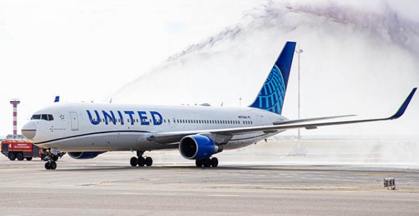 
United Airlines a déclaré vendredi qu elle dépensait 33 millions de dollars pour acheter 46 hectares de terrain à Denver dans