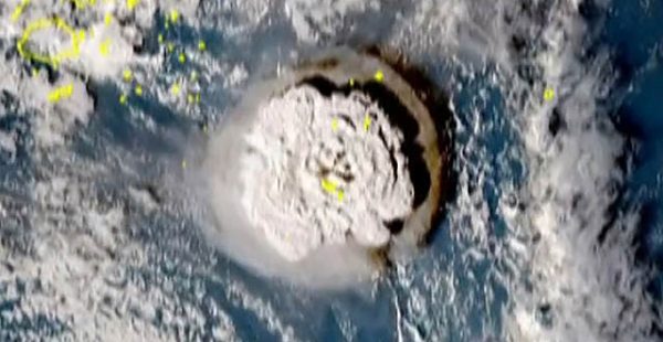 
L’éruption dans la nuit de vendredi à samedi du volcan Hunga Tonga-Hunga Ha’apai continue de perturber les vols des compagn