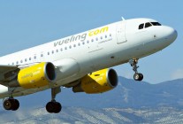 
Pour la saison estivale, Vueling renouvelle son offre de menus à bord avec une gamme de produits variés, d options végétarien