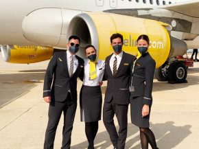 
La compagnie aérienne low cost Vueling cherche 50 hôtesses de l’air et stewards pour sa base à l’aéroport de Paris-Orly, 