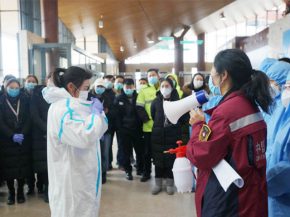 
Des milliers d’employés se sont bousculés l’aéroport de Shanghai après la découverte de cas positifs à la Covid-19, et 