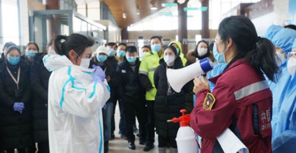 
Des milliers d’employés se sont bousculés l’aéroport de Shanghai après la découverte de cas positifs à la Covid-19, et 