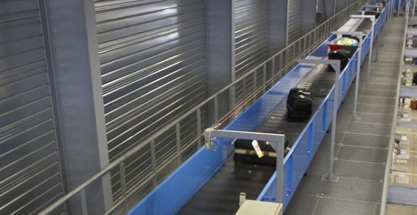 
Une femme a été retrouvée morte jeudi, coincée dans un tapis à bagages, dans le terminal 5 de l aéroport international de C